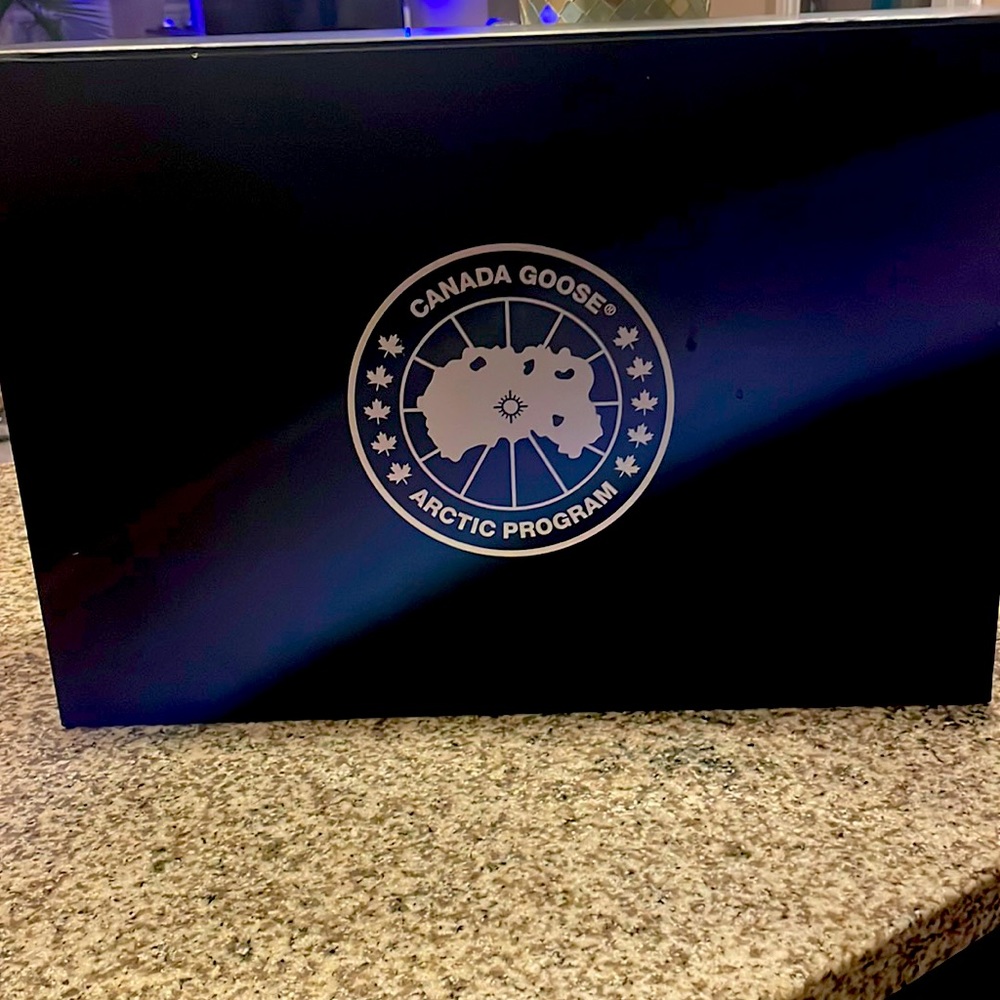 Empty Canadian goose box in mint condition